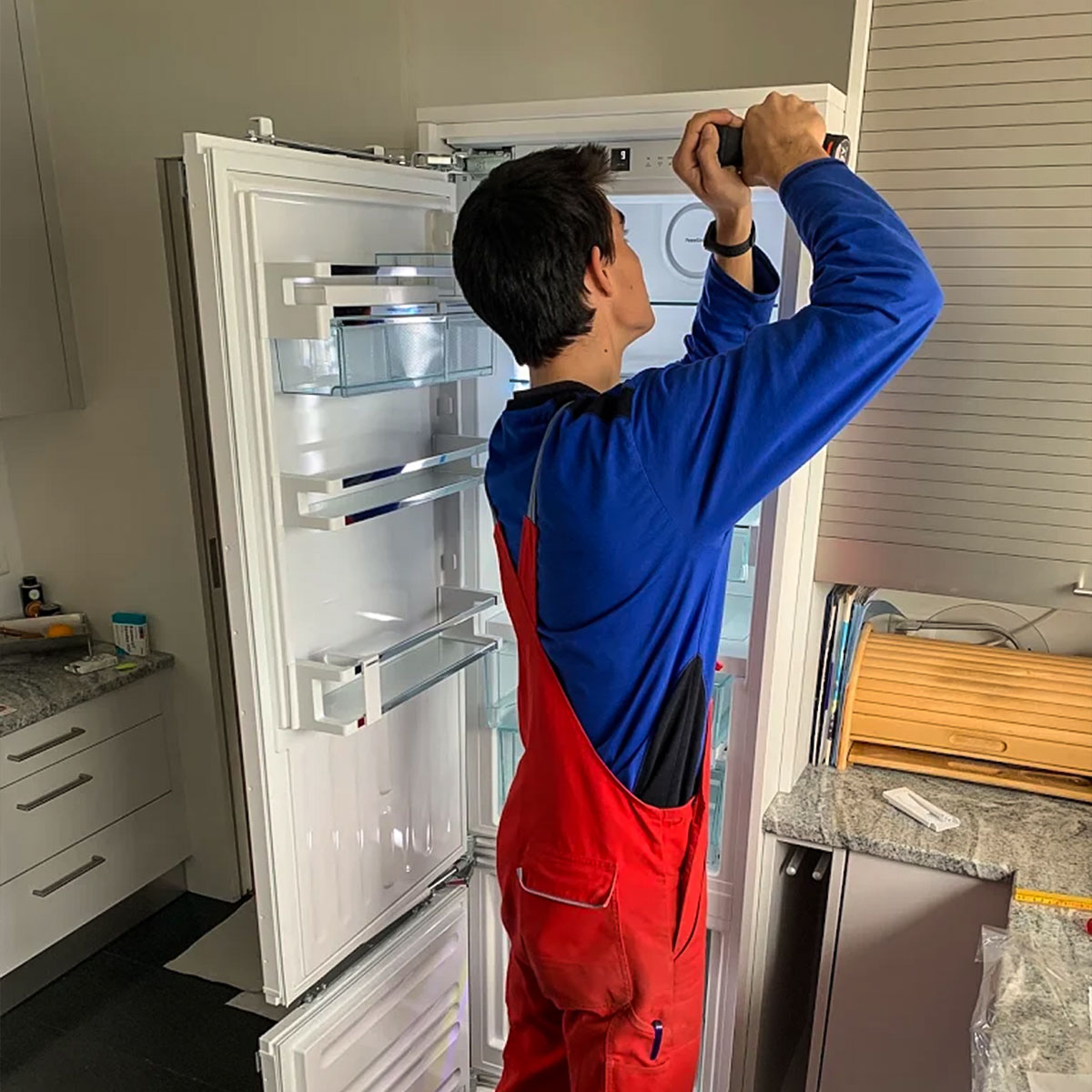 Servicetechniker bei Meier Haushaltapparate bei der Arbeit vor Ort